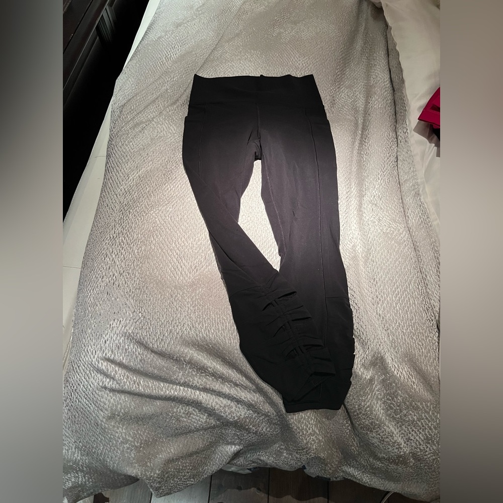 athleta cropped leggings with bows on side of calf